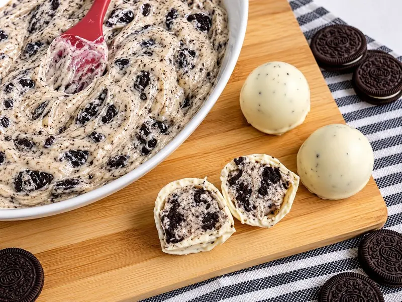 Recheio de Oreo pronto, em uma tigela